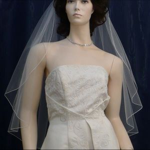 Fingertip bridal veil